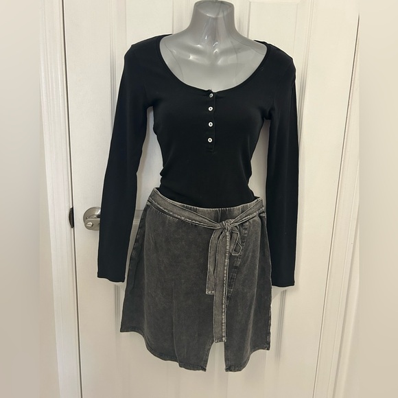 H&M Faux Grey/Black Denim Mini Skirt with Slit AND Long Sleeve Black Top, Sz s - Picture 1 of 12
